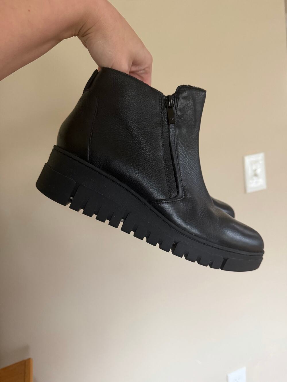 EUC Vionic Uptown Sur Black Leather Wedge Bootie 9 Wide